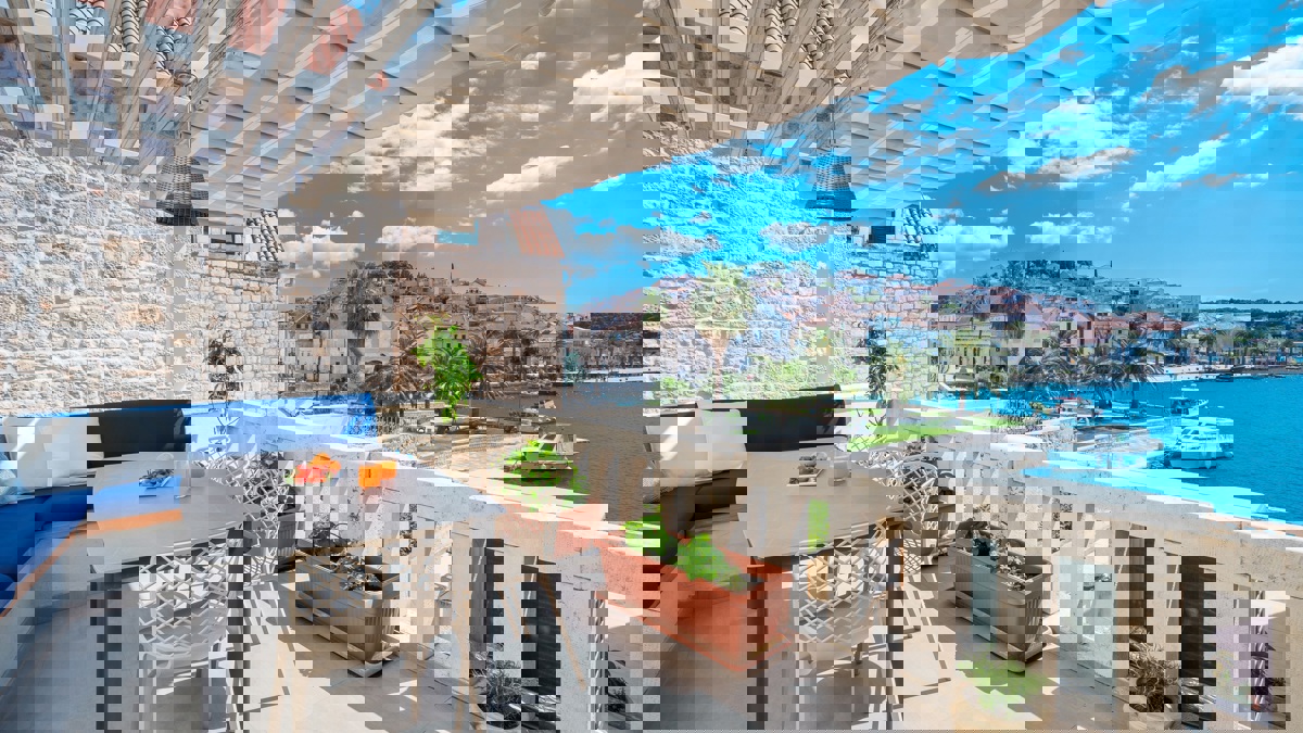 Eccezionale appartamento nel centro della città con terrazza e vista mare