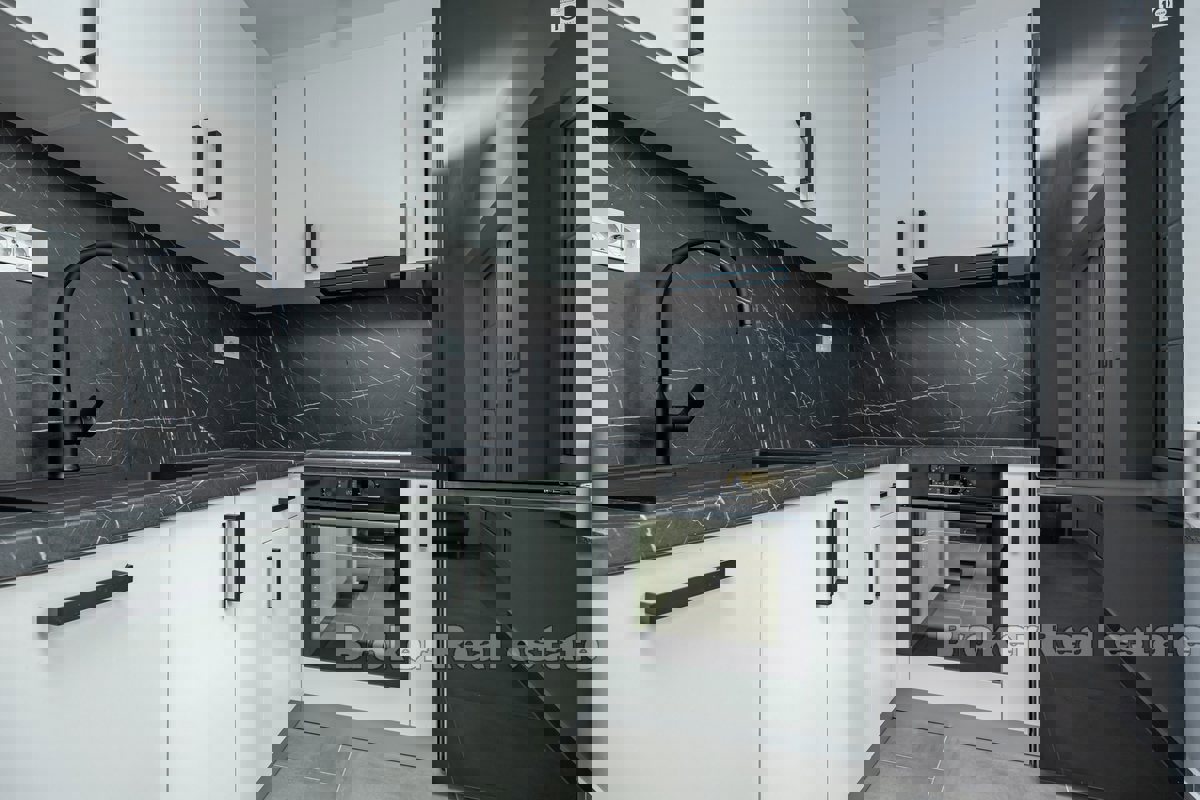 Moderno appartamento in un nuovo edificio con vista sul mare