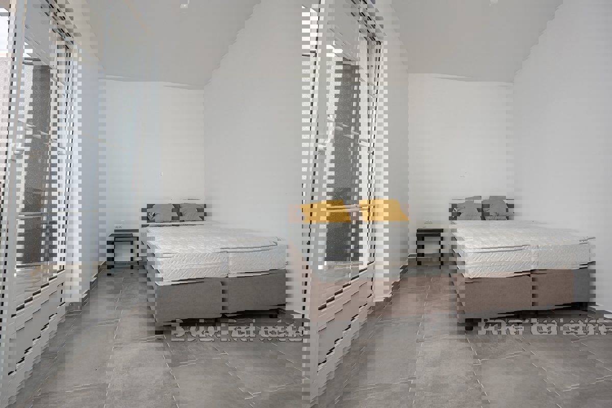 Moderno appartamento in un nuovo edificio con vista sul mare