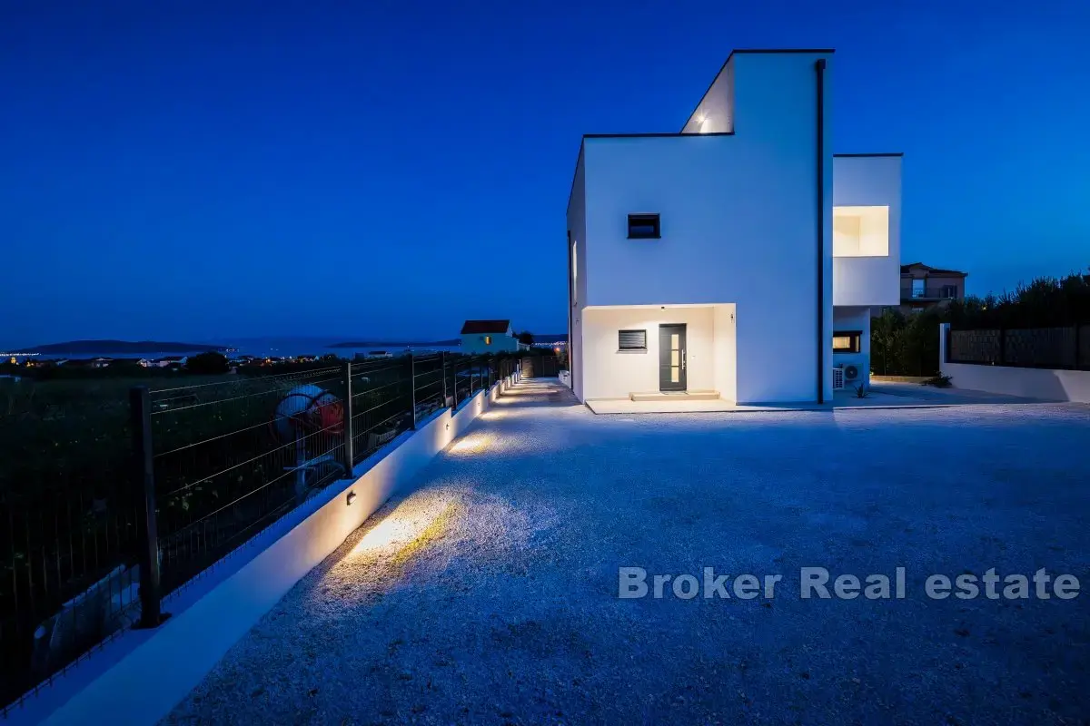 Villa moderna con piscina e splendida vista sul mare