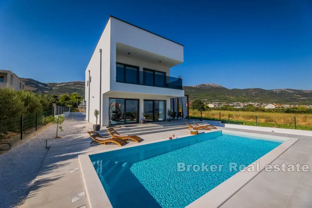 Villa moderna con piscina e splendida vista sul mare