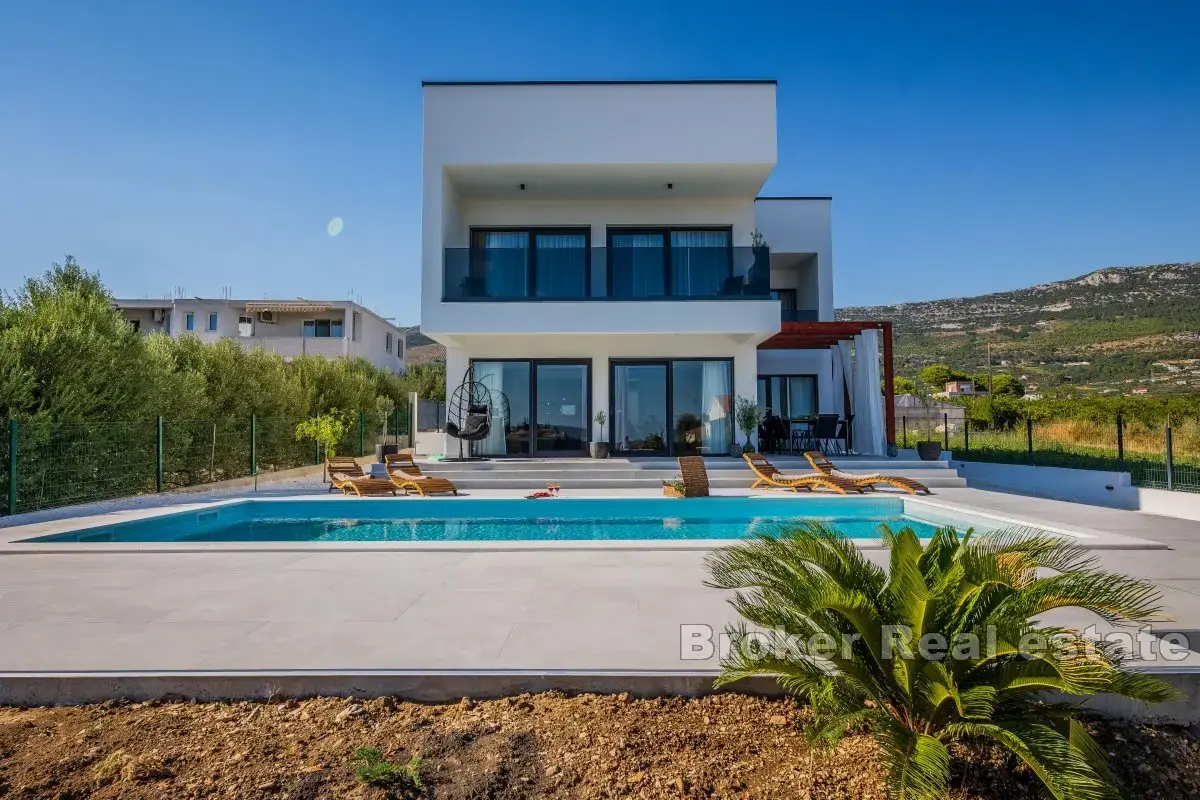 Villa moderna con piscina e splendida vista sul mare