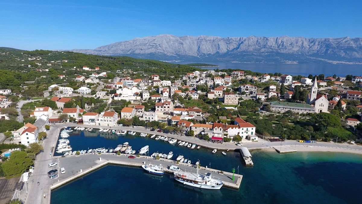 Una magica casa in pietra con piscina e vista sul mare
