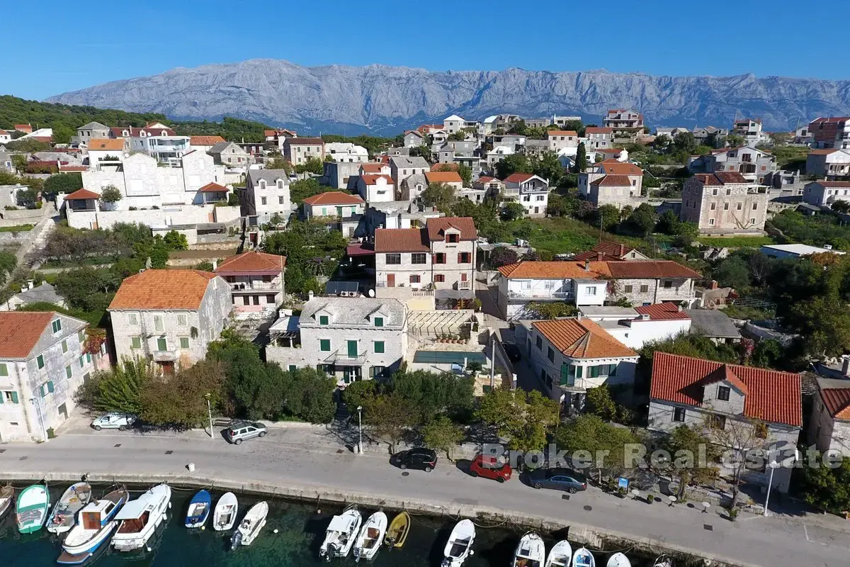 Una magica casa in pietra con piscina e vista sul mare