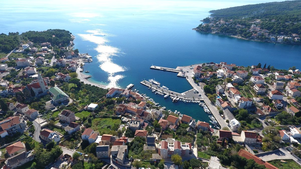 Una magica casa in pietra con piscina e vista sul mare