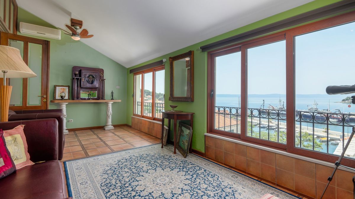 Una magica casa in pietra con piscina e vista sul mare