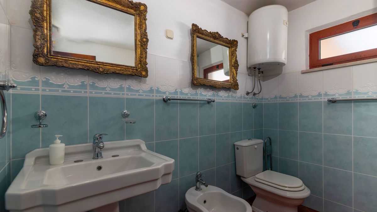 Una magica casa in pietra con piscina e vista sul mare