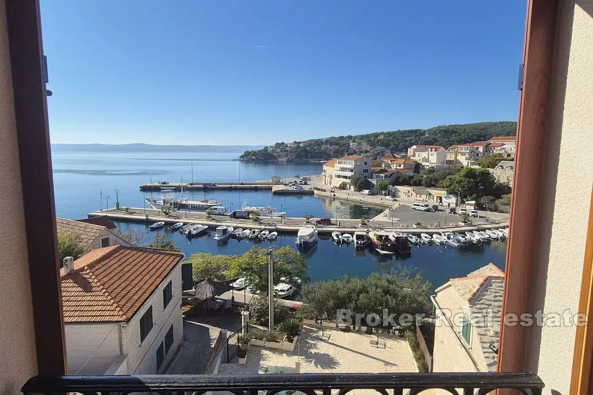 Una magica casa in pietra con piscina e vista sul mare