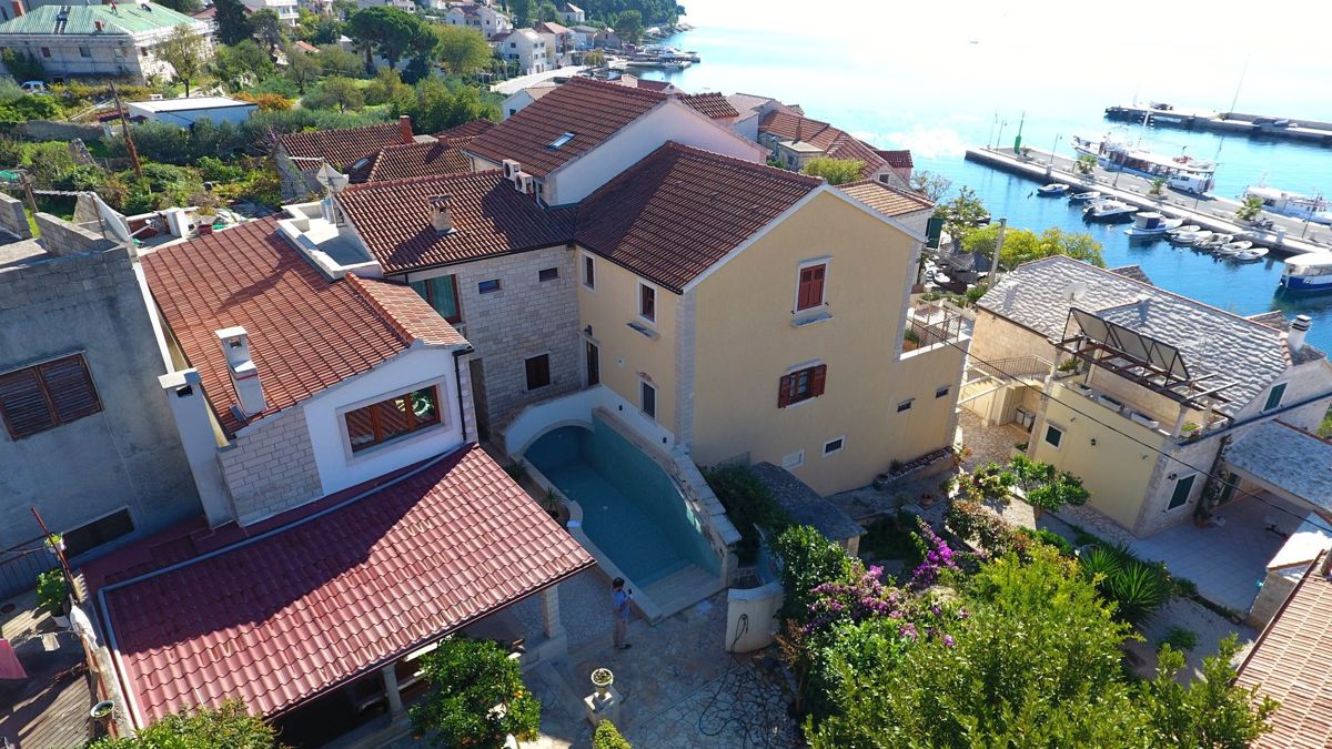 Una magica casa in pietra con piscina e vista sul mare