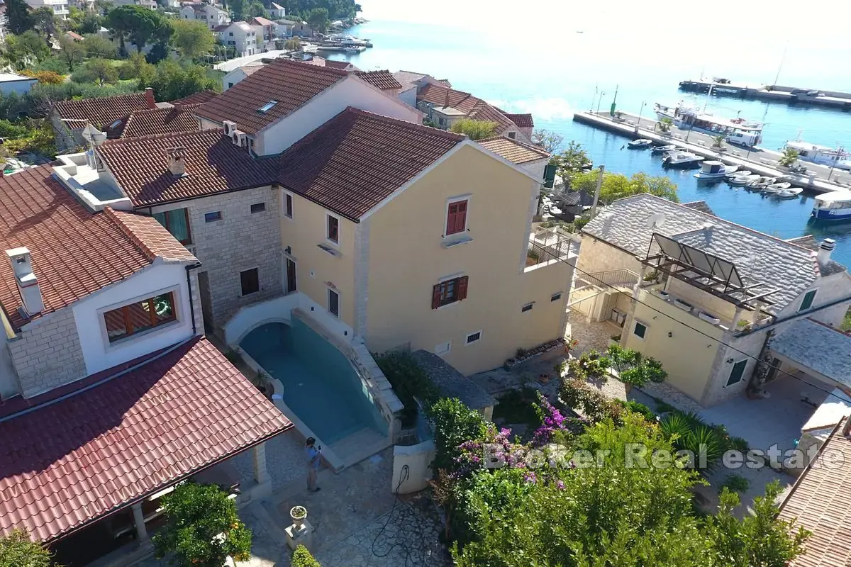 Una magica casa in pietra con piscina e vista sul mare