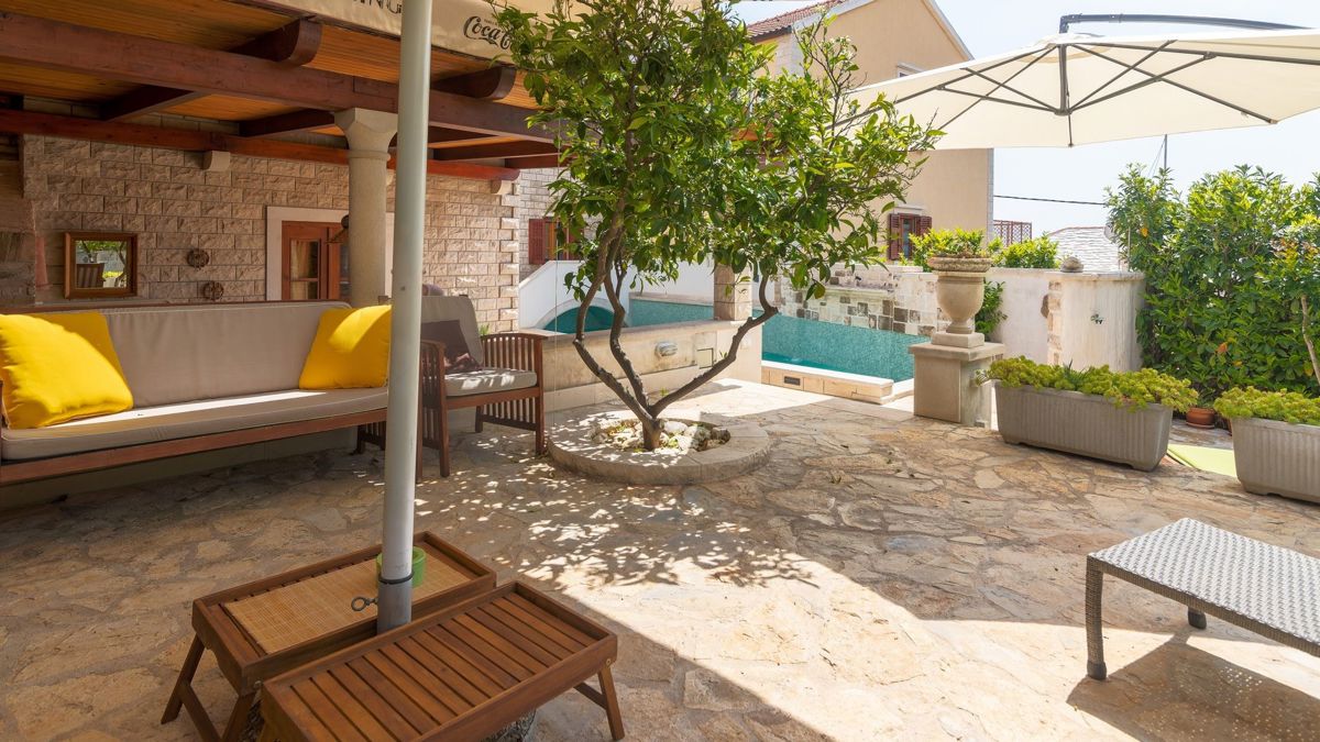 Una magica casa in pietra con piscina e vista sul mare