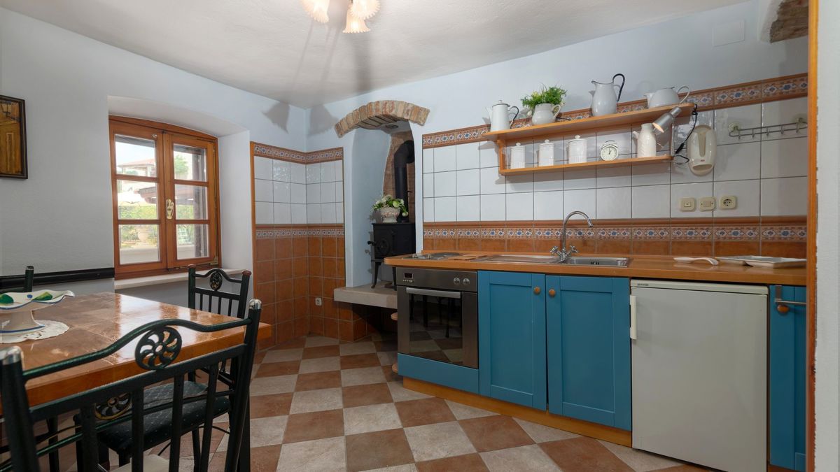 Una magica casa in pietra con piscina e vista sul mare