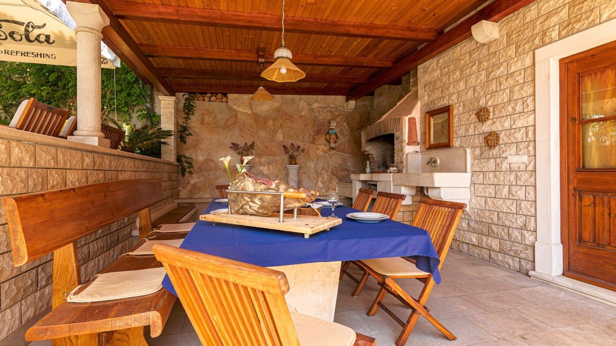 Una magica casa in pietra con piscina e vista sul mare