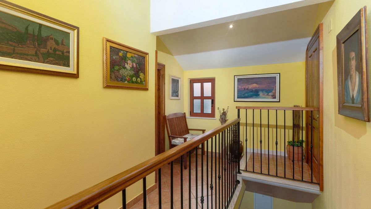 Una magica casa in pietra con piscina e vista sul mare