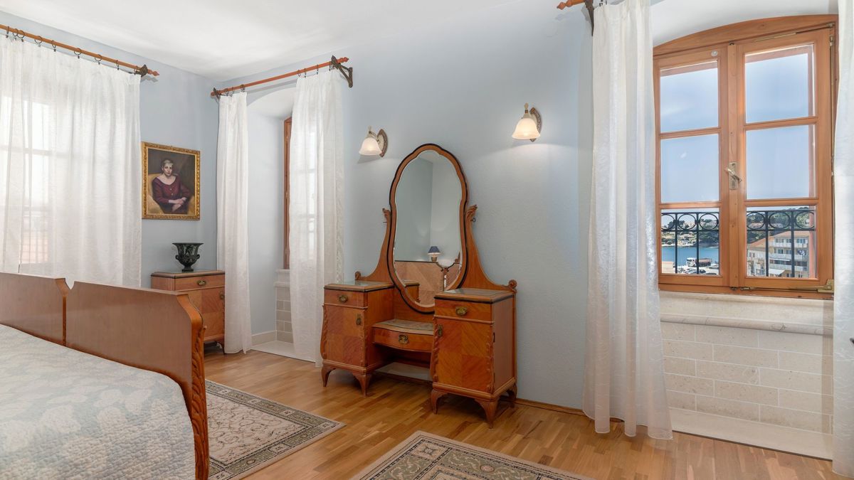 Una magica casa in pietra con piscina e vista sul mare