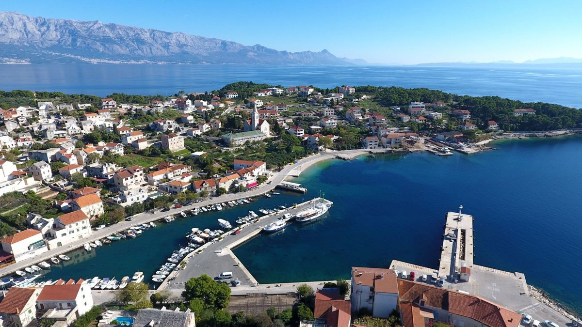 Una magica casa in pietra con piscina e vista sul mare