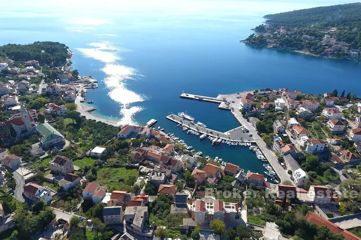 Una magica casa in pietra con piscina e vista sul mare