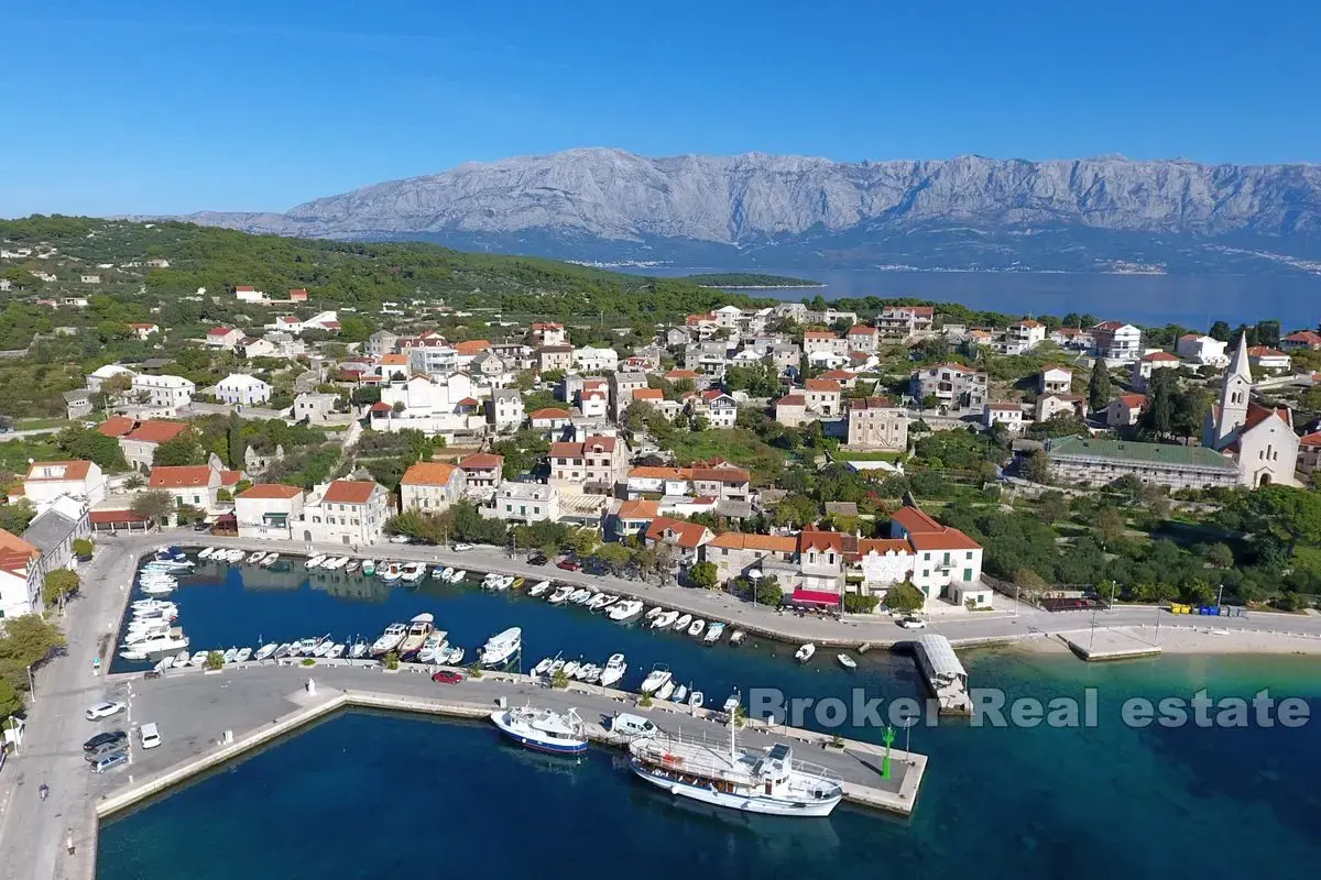 Una magica casa in pietra con piscina e vista sul mare