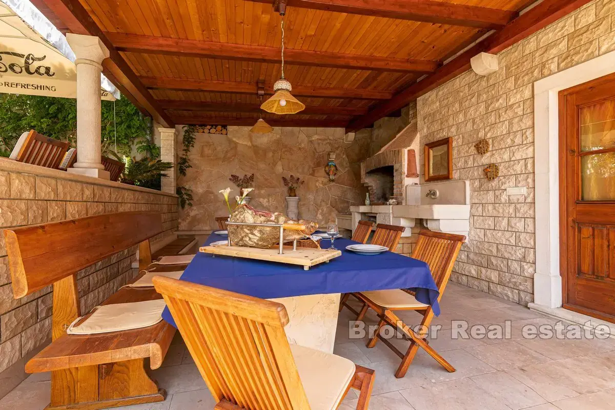 Una magica casa in pietra con piscina e vista sul mare