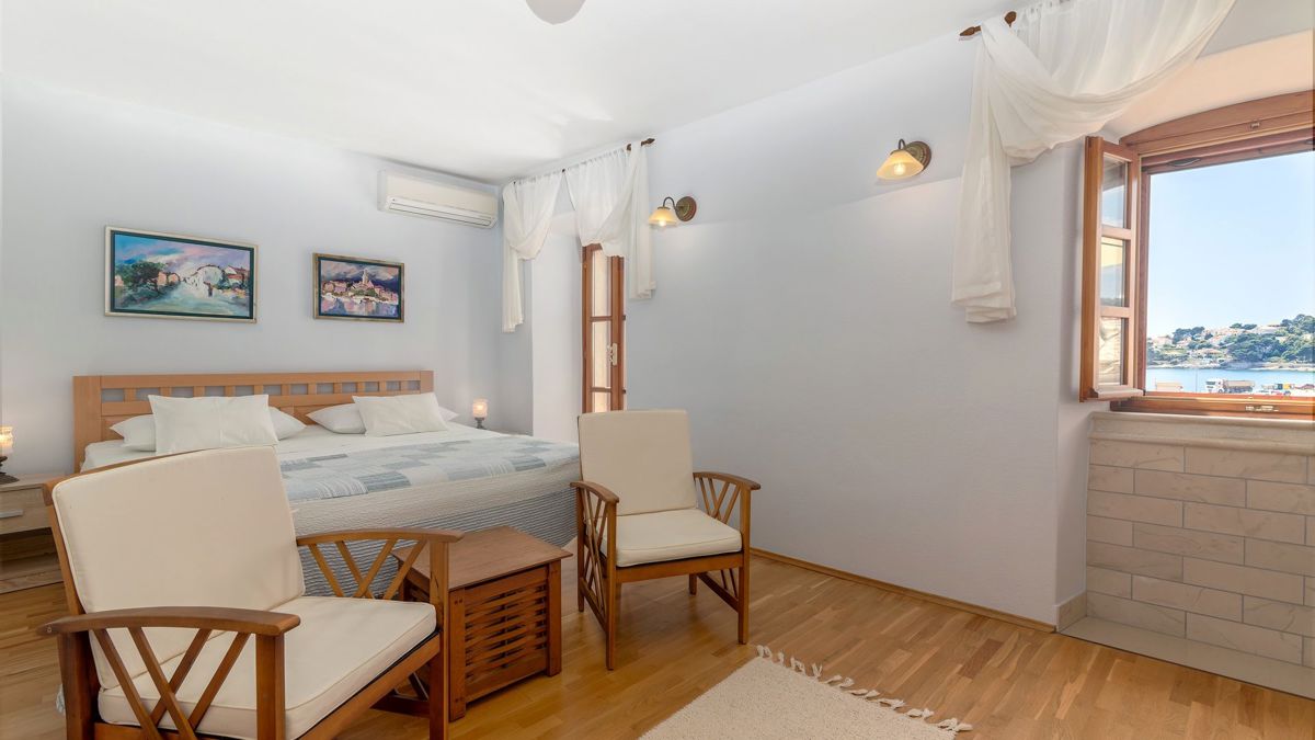 Una magica casa in pietra con piscina e vista sul mare