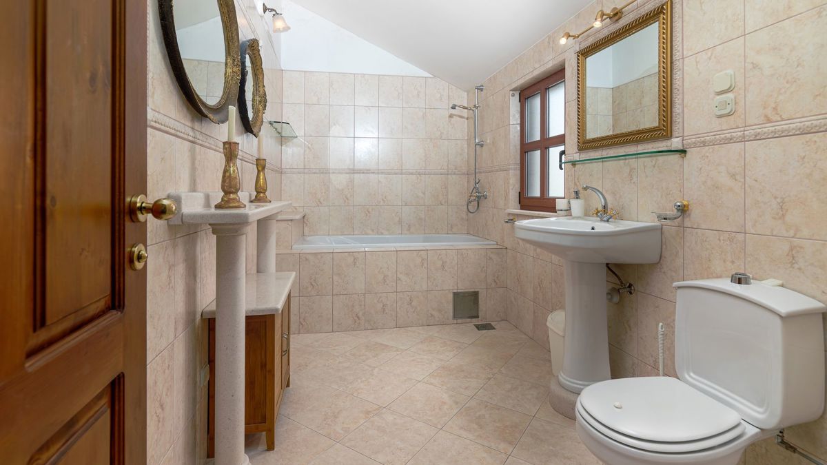 Una magica casa in pietra con piscina e vista sul mare