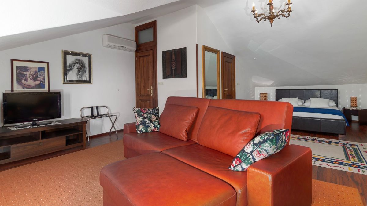 Una magica casa in pietra con piscina e vista sul mare