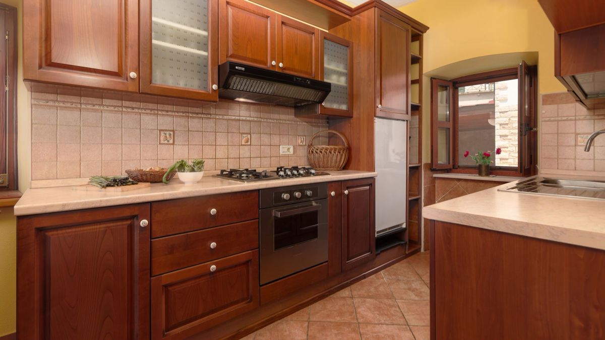 Una magica casa in pietra con piscina e vista sul mare