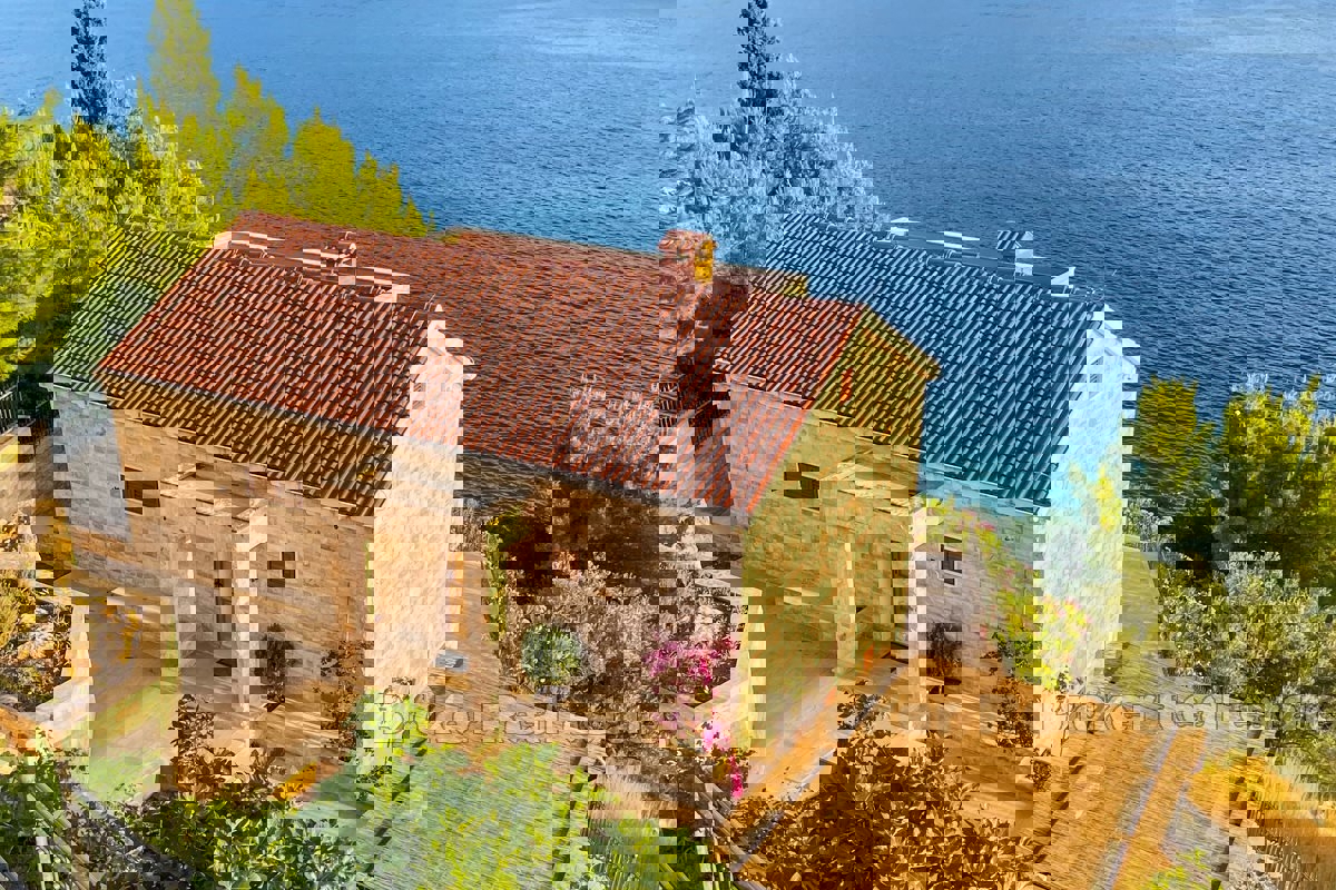 Villa in pietra ristrutturata in posizione privilegiata di fronte alla spiaggia