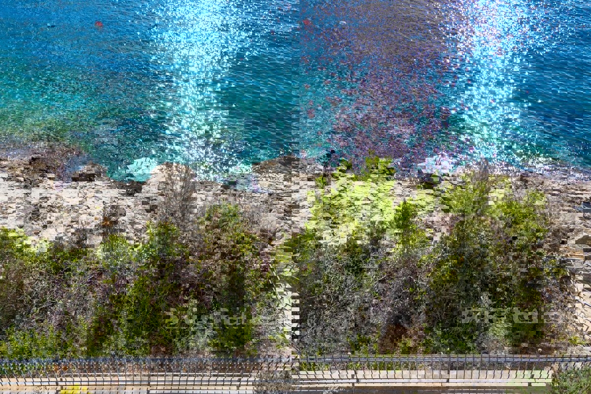 Villa in pietra ristrutturata in posizione privilegiata di fronte alla spiaggia