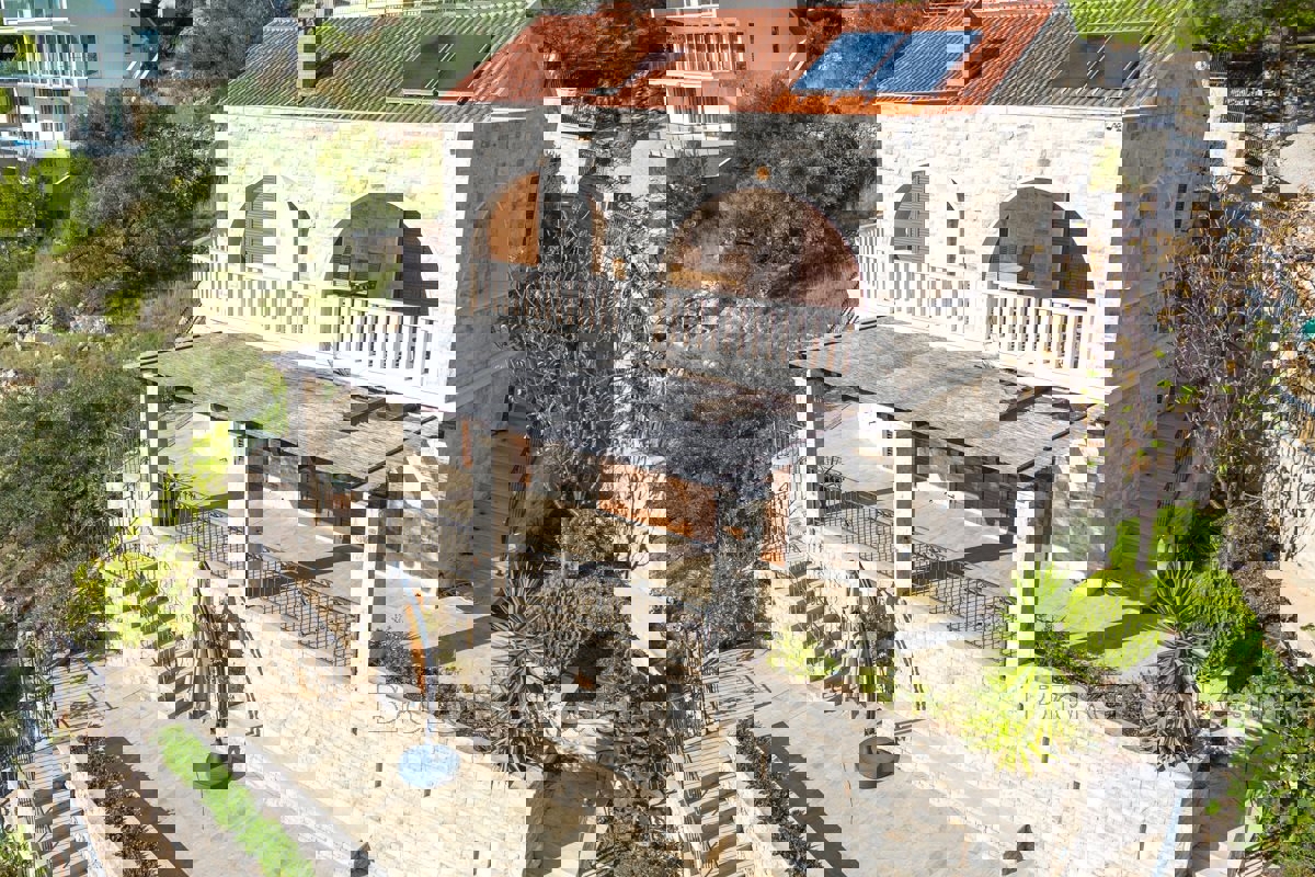 Villa in pietra ristrutturata in posizione privilegiata di fronte alla spiaggia