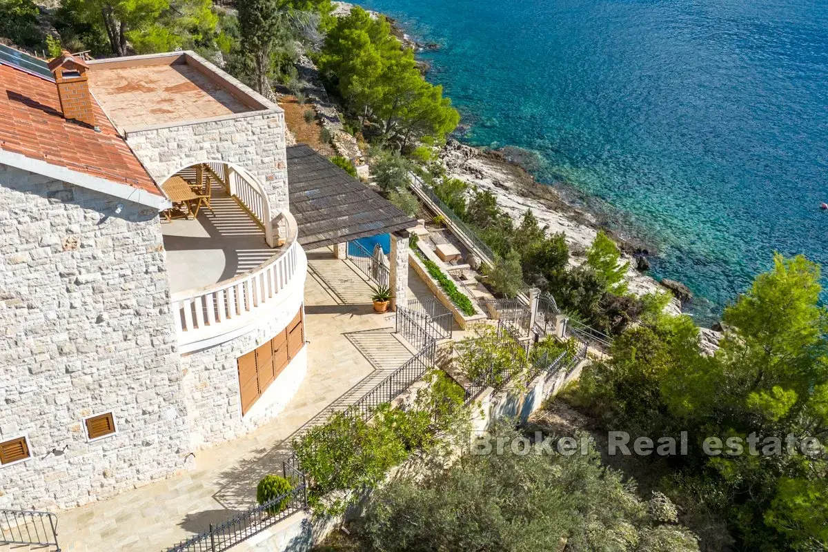 Villa in pietra ristrutturata in posizione privilegiata di fronte alla spiaggia