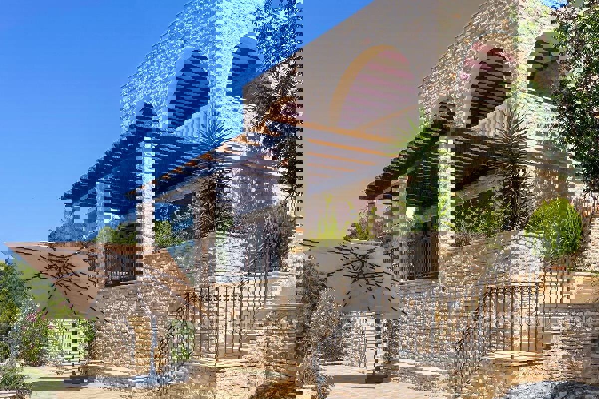 Villa in pietra ristrutturata in posizione privilegiata di fronte alla spiaggia