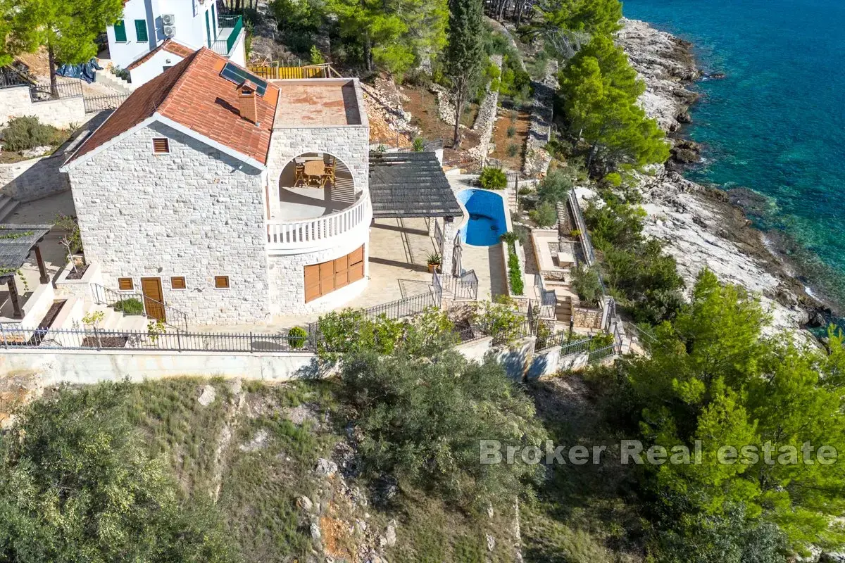 Villa in pietra ristrutturata in posizione privilegiata di fronte alla spiaggia