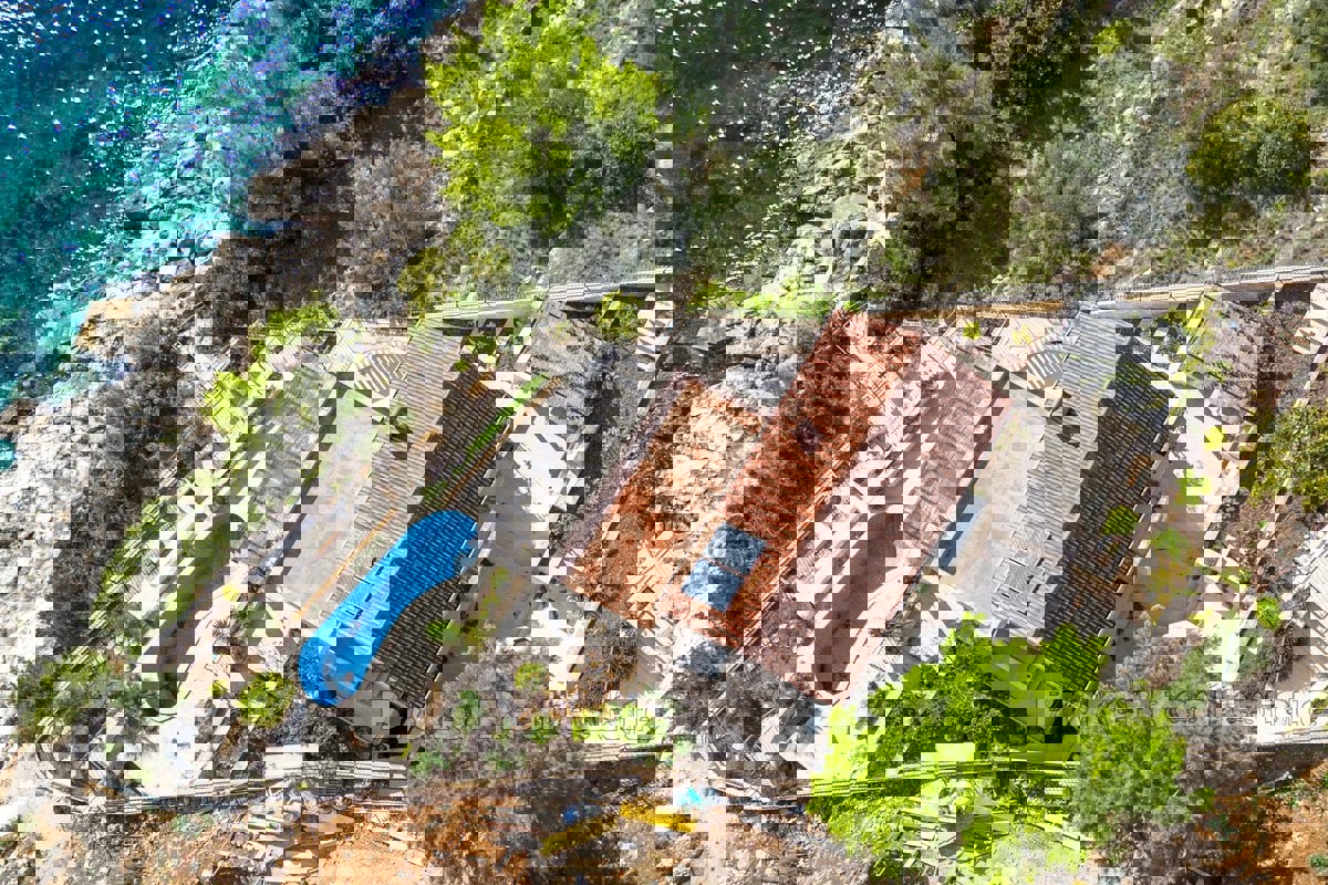 Villa in pietra ristrutturata in posizione privilegiata di fronte alla spiaggia