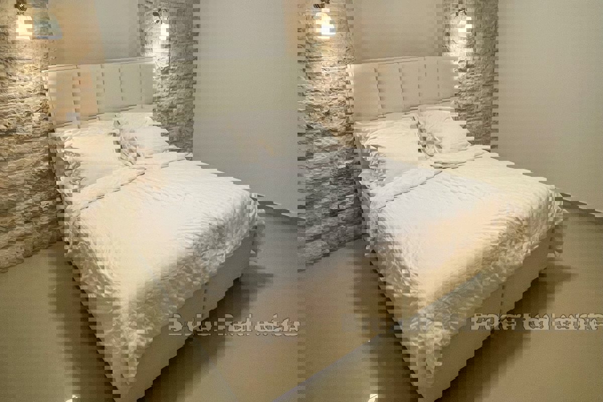 Villa in pietra ristrutturata in posizione privilegiata di fronte alla spiaggia