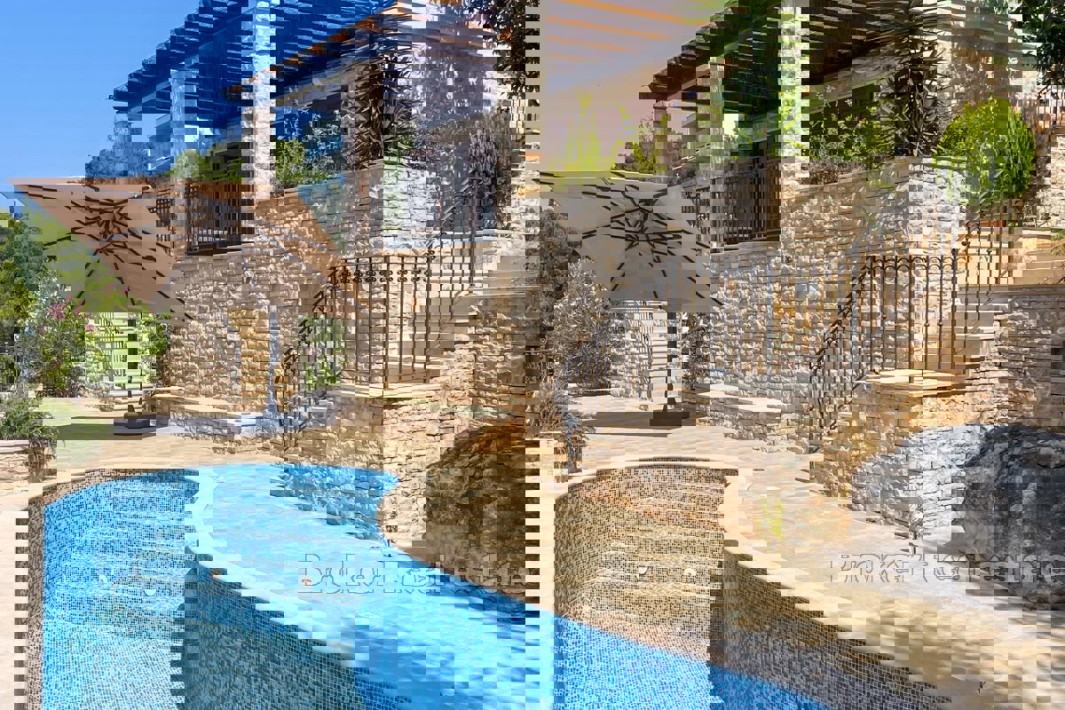 Villa in pietra ristrutturata in posizione privilegiata di fronte alla spiaggia