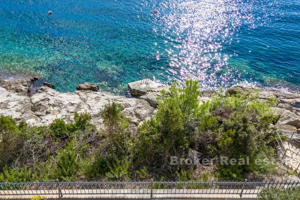 Villa in pietra ristrutturata in posizione privilegiata di fronte alla spiaggia