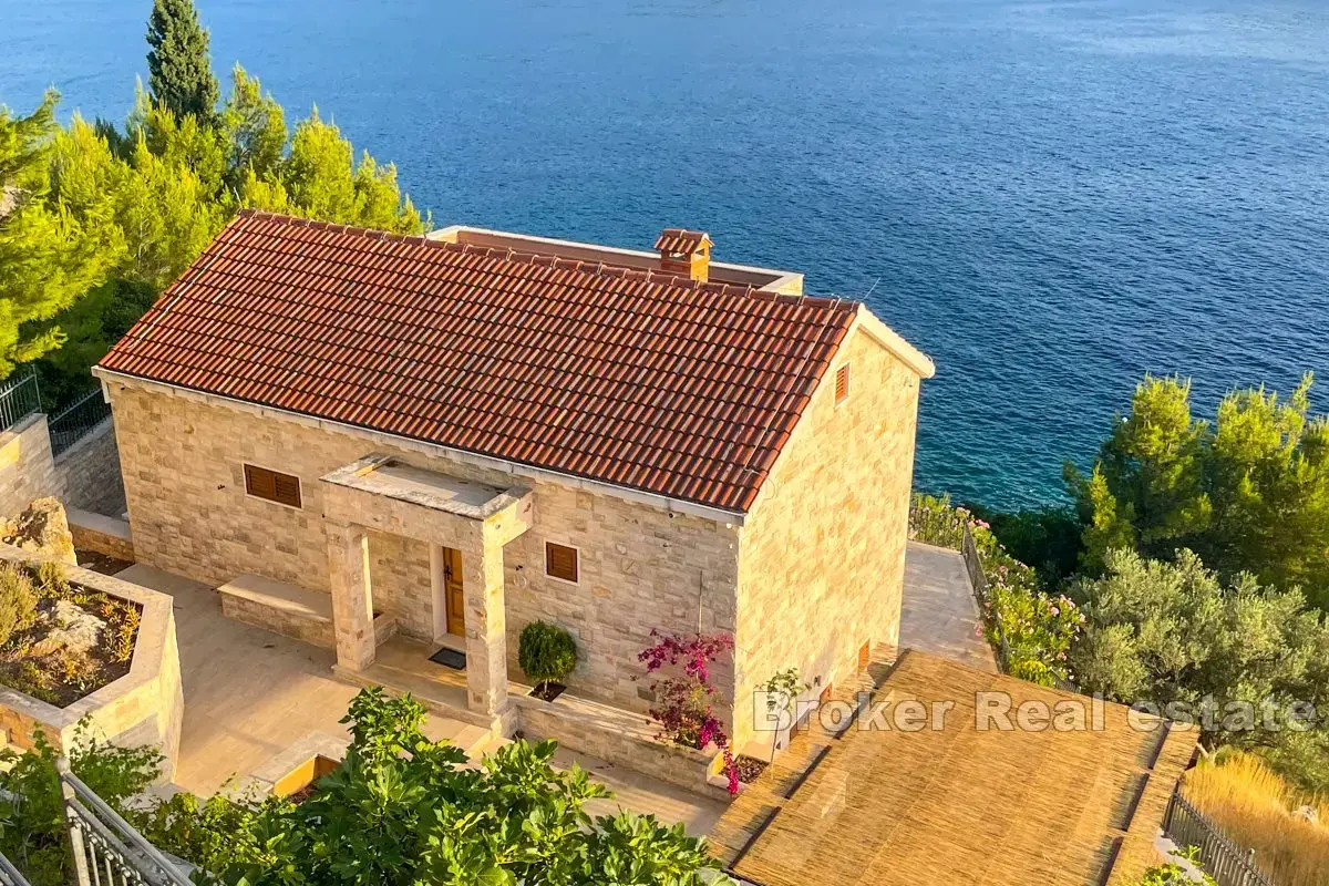 Villa in pietra ristrutturata in posizione privilegiata di fronte alla spiaggia