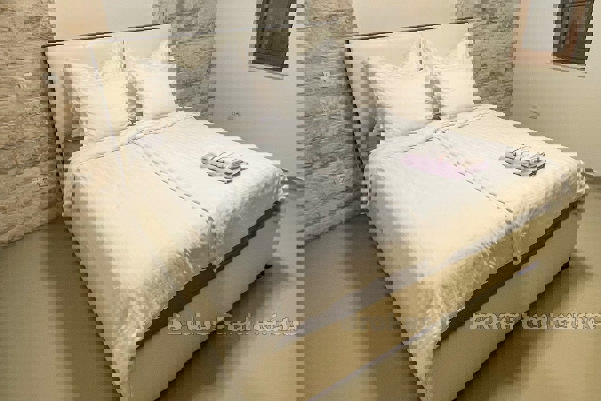 Villa in pietra ristrutturata in posizione privilegiata di fronte alla spiaggia