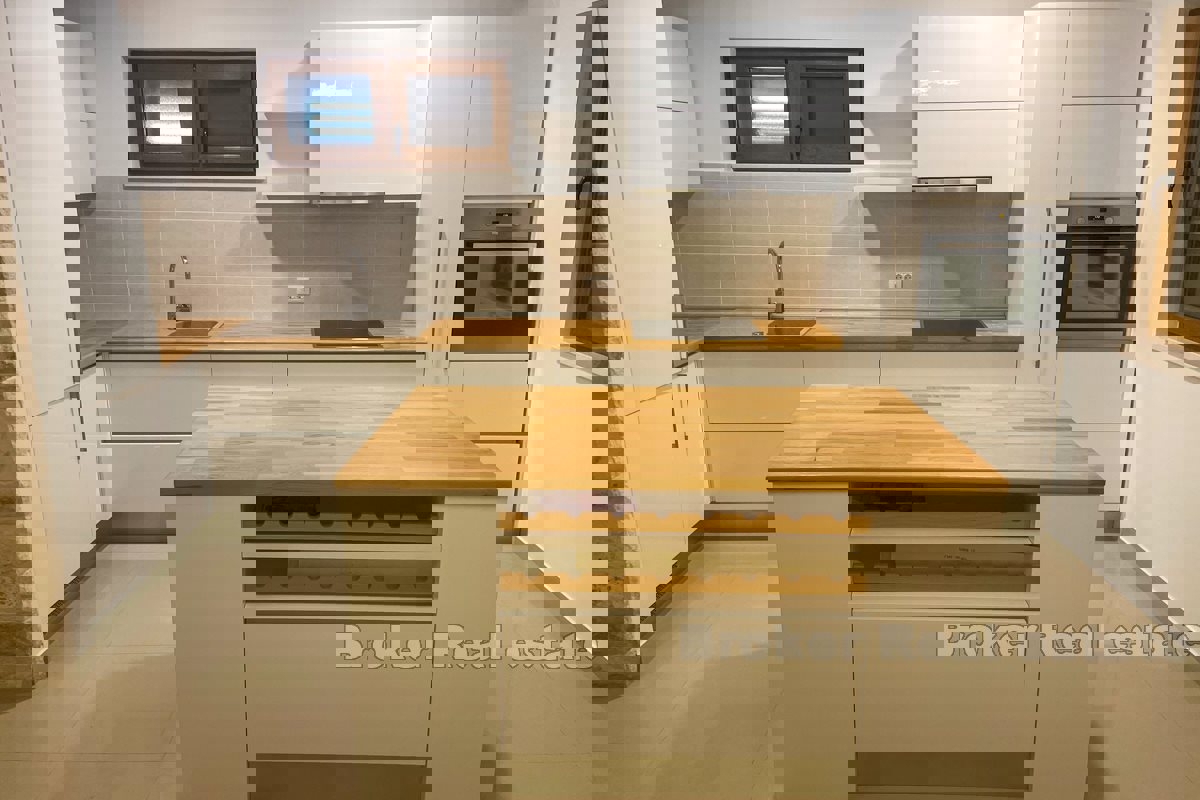 Villa in pietra ristrutturata in posizione privilegiata di fronte alla spiaggia