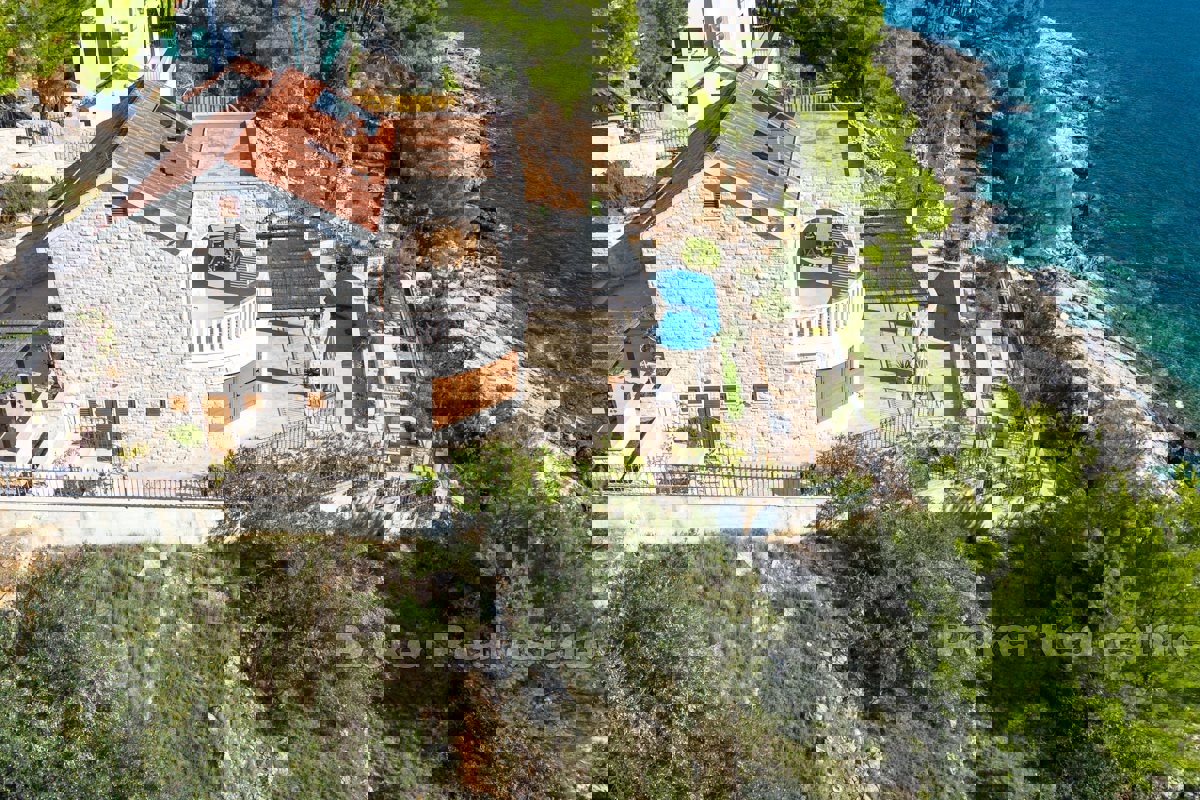 Villa in pietra ristrutturata in posizione privilegiata di fronte alla spiaggia