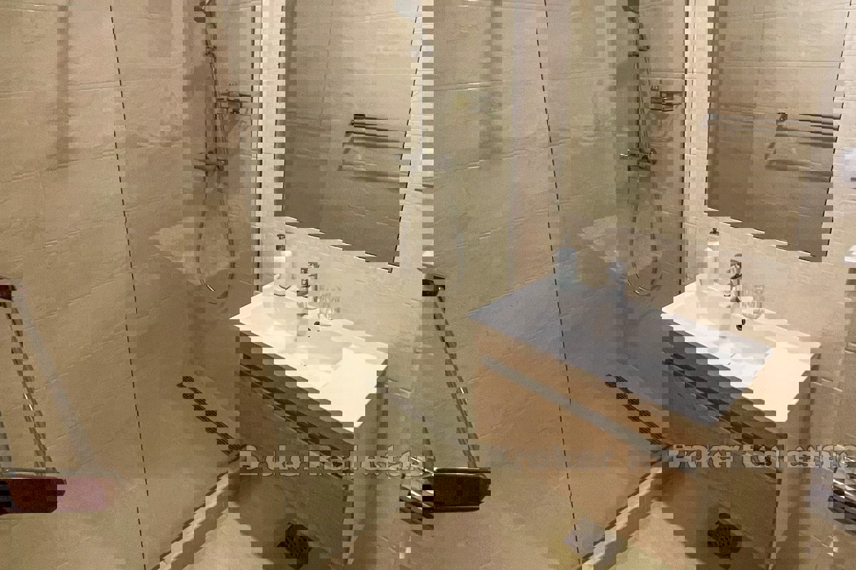 Villa in pietra ristrutturata in posizione privilegiata di fronte alla spiaggia