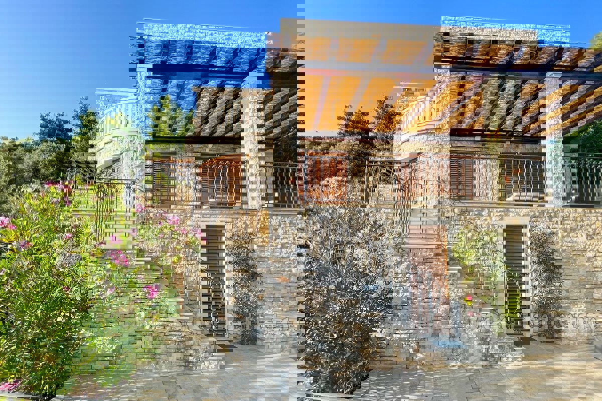 Villa in pietra ristrutturata in posizione privilegiata di fronte alla spiaggia