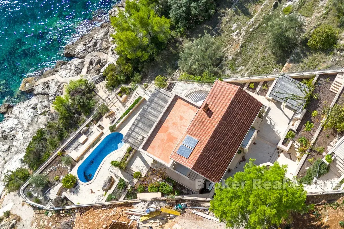 Villa in pietra ristrutturata in posizione privilegiata di fronte alla spiaggia