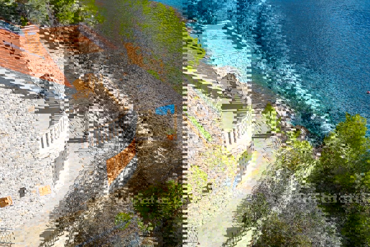 Villa in pietra ristrutturata in posizione privilegiata di fronte alla spiaggia