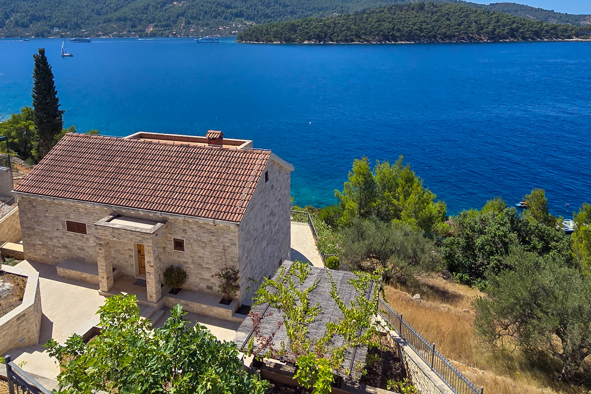 Villa in pietra ristrutturata in posizione privilegiata di fronte alla spiaggia