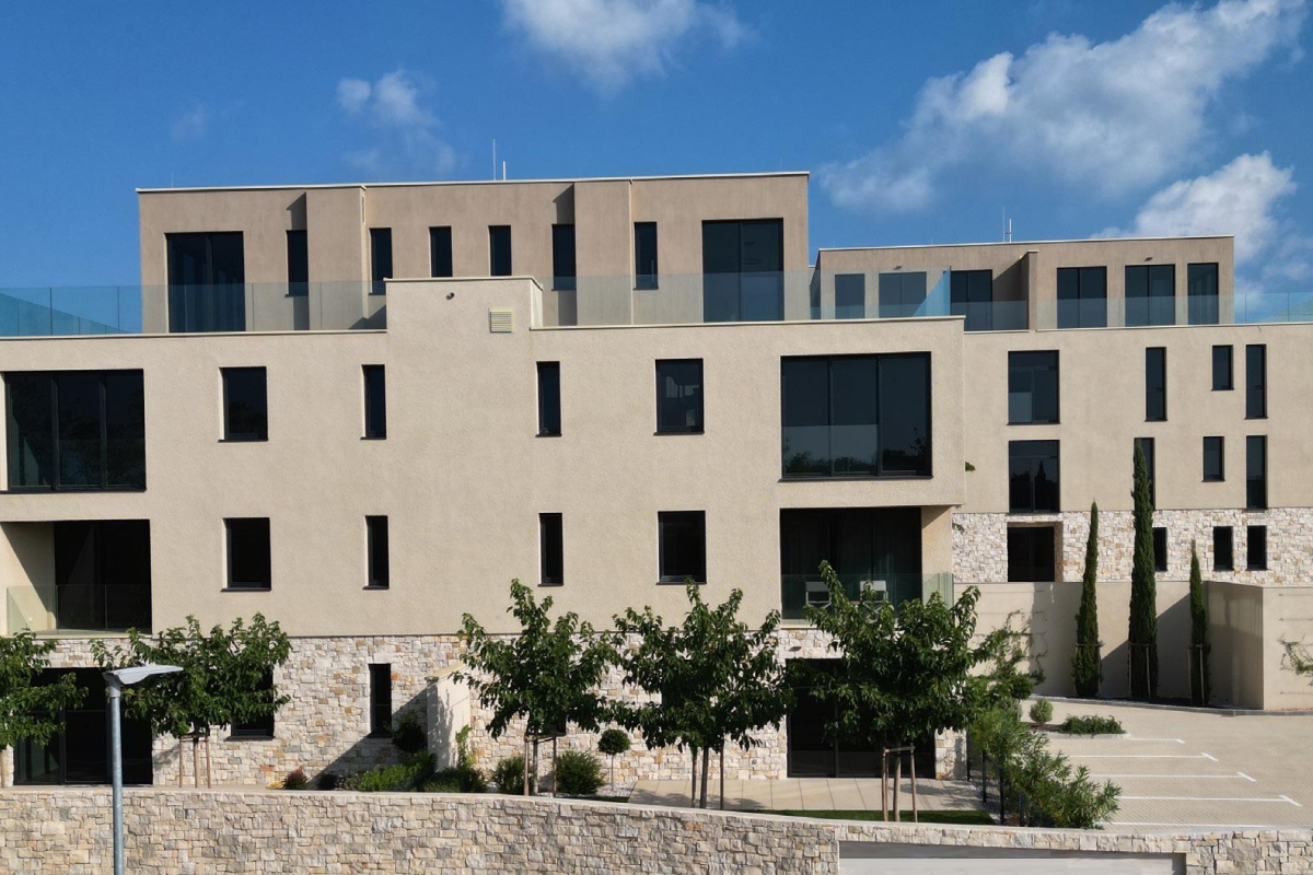 Bellissimo duplex con tre camere da letto in un nuovo edificio all'interno di un prestigioso resort