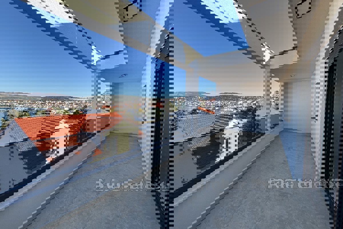 Spazioso attico con vista mare