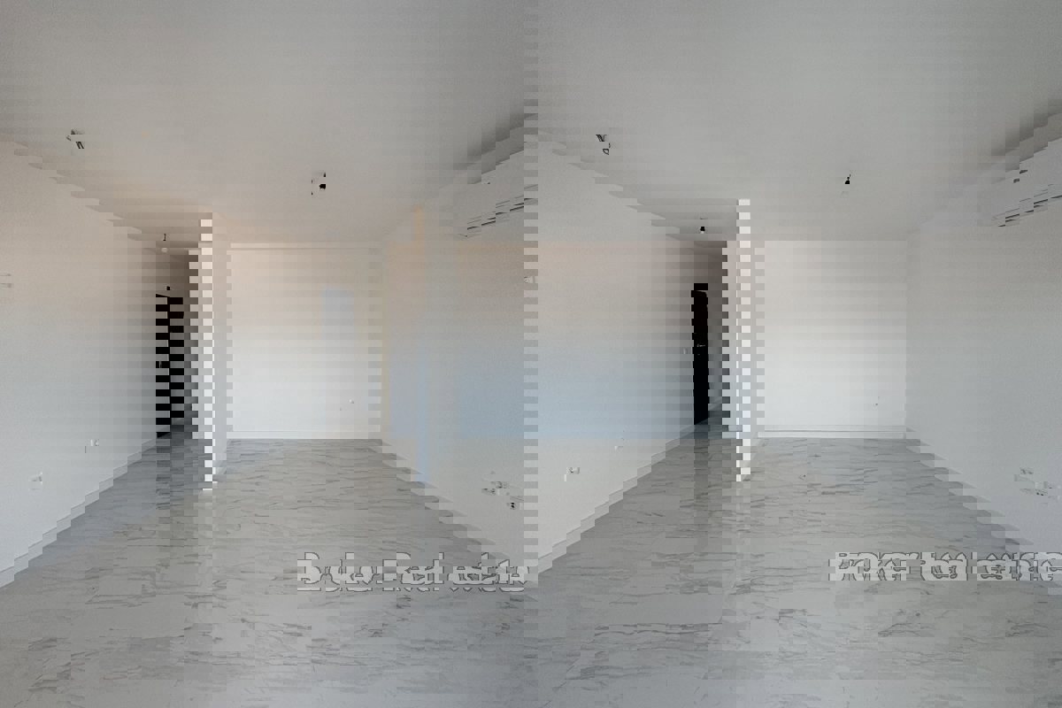 Spazioso attico con vista mare