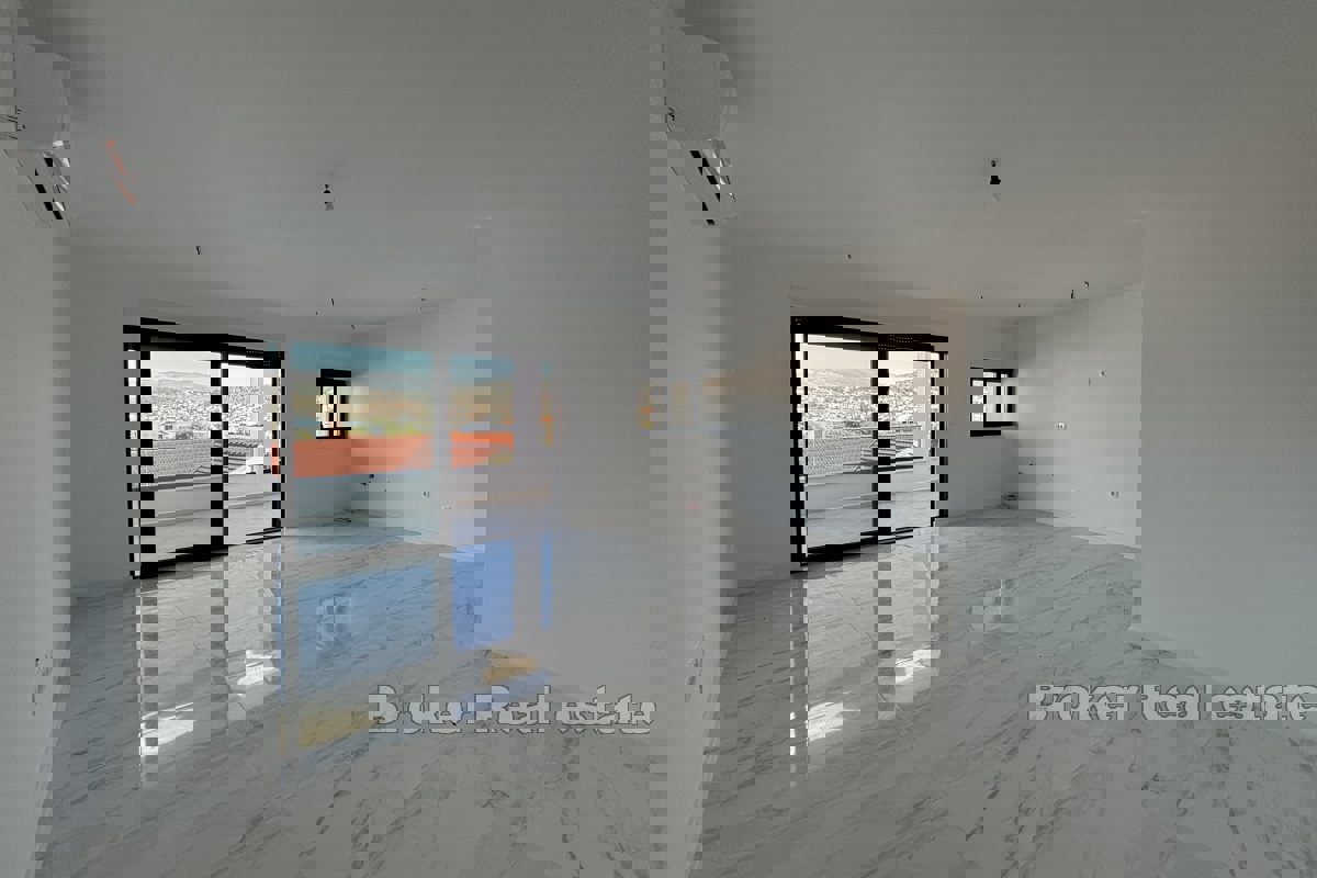 Spazioso attico con vista mare